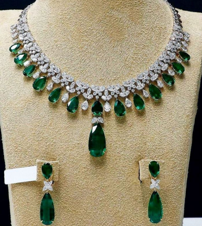 Emerald Pear Cut Sapphire Jewelry Set – Necklace & Earrings