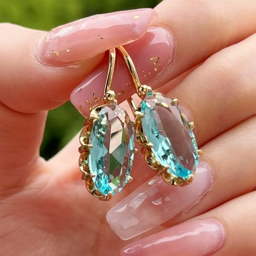 Aurelia | Oval Claw-Set Dangle Earrings